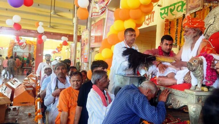 हनुमान जन्मोत्सव पर मन्दिरों में पहुंचे लाखों श्रद्धालु