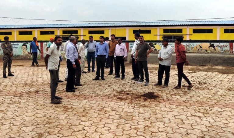 कलेक्टर ने सगरा ग्राम में संचालित योजनाओं का किया निरीक्षण