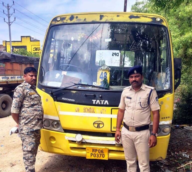 स्कूल बसों पर कार्रवाई कर एक लाख 22 हजार 500 का राजस्व वसूला