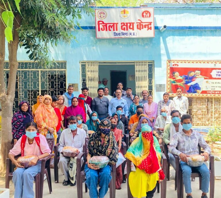 100 दिवसीय अभियान के तहत टीबी मरीजों को वितरित की फूड बास्केट