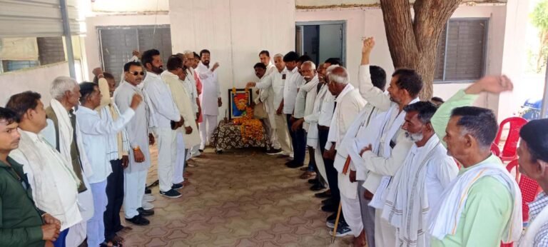 बंगले पर मनाई गई महात्मा फुले जयंती, विधायक ने अर्पित की पुष्पांजलि