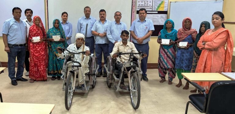 दिव्यांग जनों को बैटरी ऑपरेटेड ट्राइसाइकिल वितरित