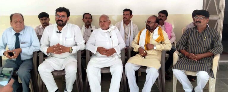 सरकार किसानों के साथ कर रही छलावा: रमाशंकर चौधरी