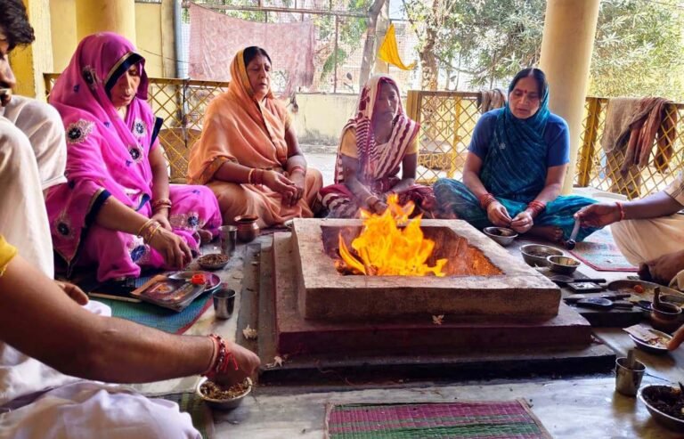 फूप में गायत्री प्रज्ञा पीठ पर गायत्री महायज्ञ आयोजित