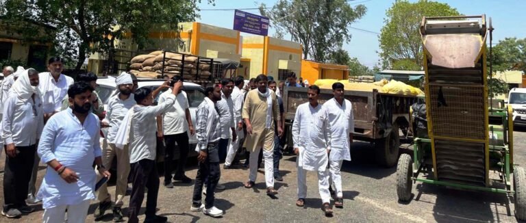 पूर्व विधायक के निरीक्षण में किसानों को दिया भरोसा, हर हाल में होगी गेहूं खरीदी