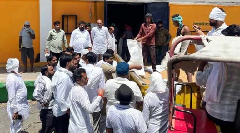 मालनपुर गेहूं खरीदी केन्द्र का पूर्व विधायक ने किया निरीक्षण, किसानों को दिया भरोसा