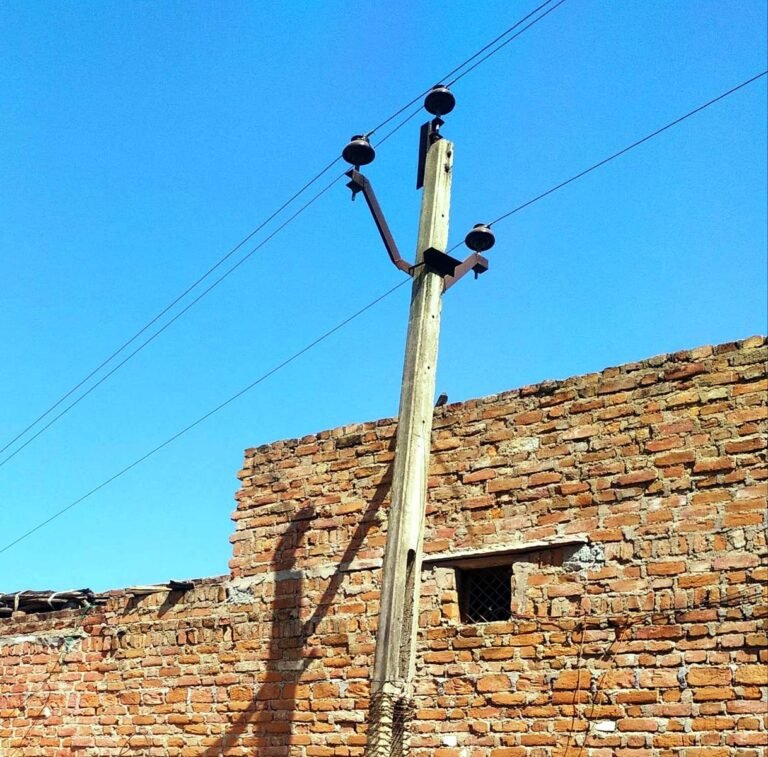 घरों के ऊपर से निकले हाईटेंशन लाइन लोगों के लिए बनी खतरा