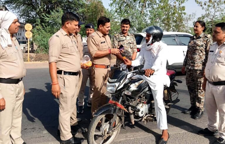 नियमों का पालन कर हेलमेट लगाने वालों को फूल व चॉकलेट देकर किया सम्मानित