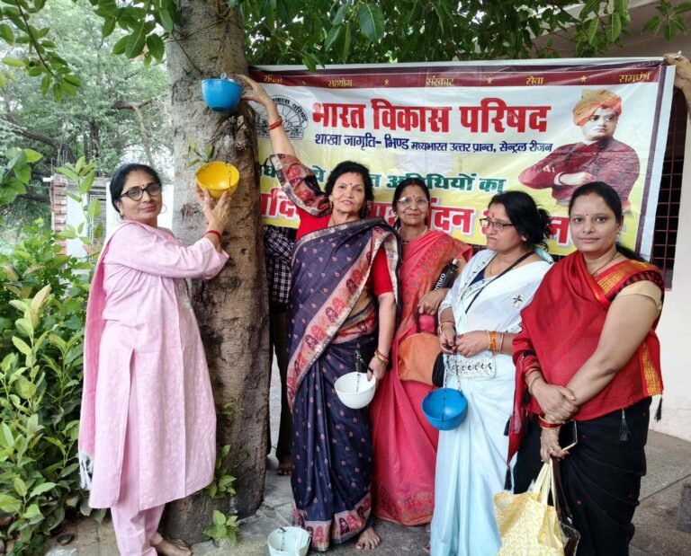 भाविप शाखा जागृति के सदस्यों ने टांगे सकोरे