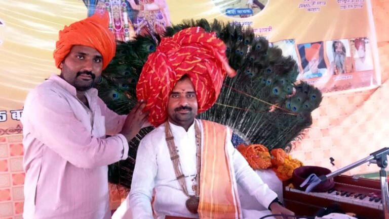 300 फुट लम्बा साफा पहनाकर कर किया कथा व्यास का स्वागत