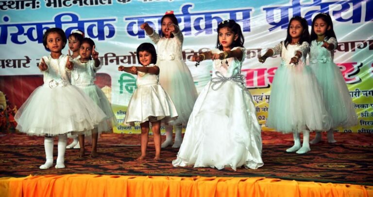 मेले में आयोजित सांस्कृतिक प्रतियोगिता में बच्चियों दीं मनमोहक प्रस्तुतियां