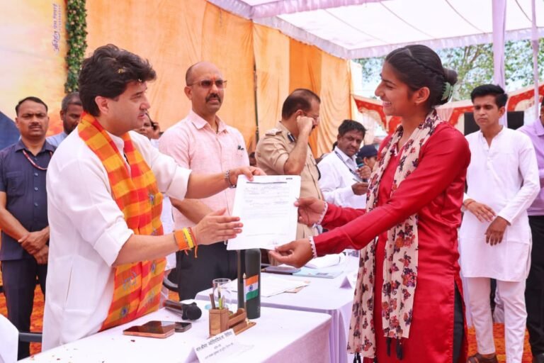 जनसुनवाई बनी जनसेवा का सशक्त माध्यम: पिपराई में केन्द्रीय मंत्री सिंधिया ने सुनीं एक हजार से अधिक शिकायतें