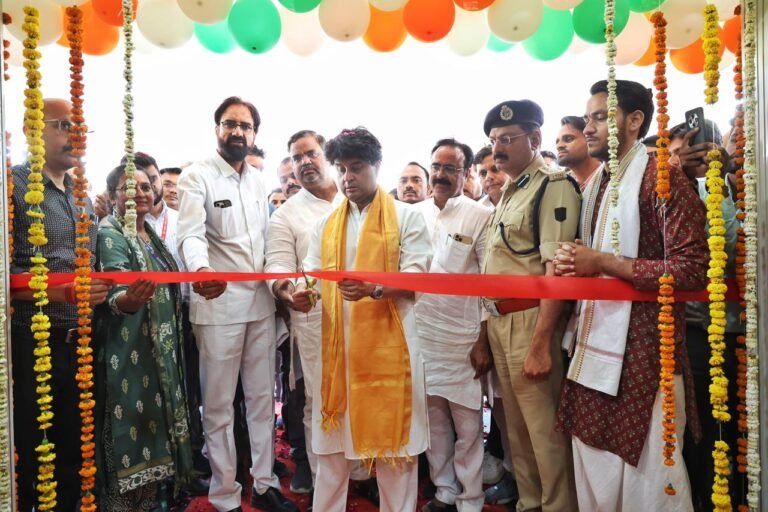 हर नागरिक तक विकास की रोशनी पहुंचाना ही मेरी प्राथमिकता : सिंधिया