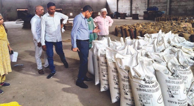 कलेक्टर ने अटेर क्षेत्र के गेहूं खरीदी केन्द्रों का किया निरीक्षण