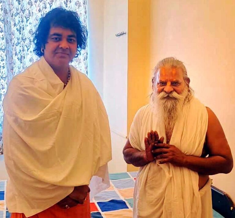 दंदरौआ धाम पहुंचे चिन्मयानंद बापू, महंत रामदास महाराज से की मुलाकात