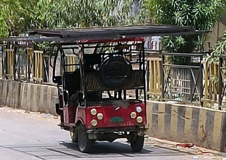 ओवरलोड टमटम बनी सड़क पर खतरा, नियमों की उड़ रही धज्जियां