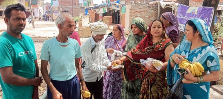 बाहुबली महिला जैन मिलन ने फल एवं बिस्कुट वितरण कर मनाया स्थापना दिवस