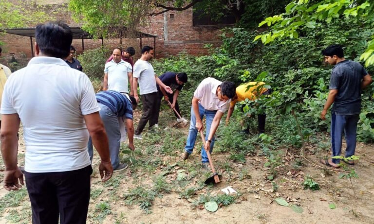 कलेक्टर ने श्रमदान कर दिया स्वच्छता का संदेश