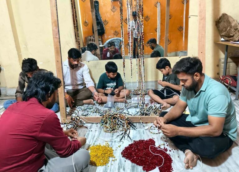 83 हजार से अधिक मोतियों से बनाई जा रही भगवान परशुराम की पोर्टे्रट तस्वीर