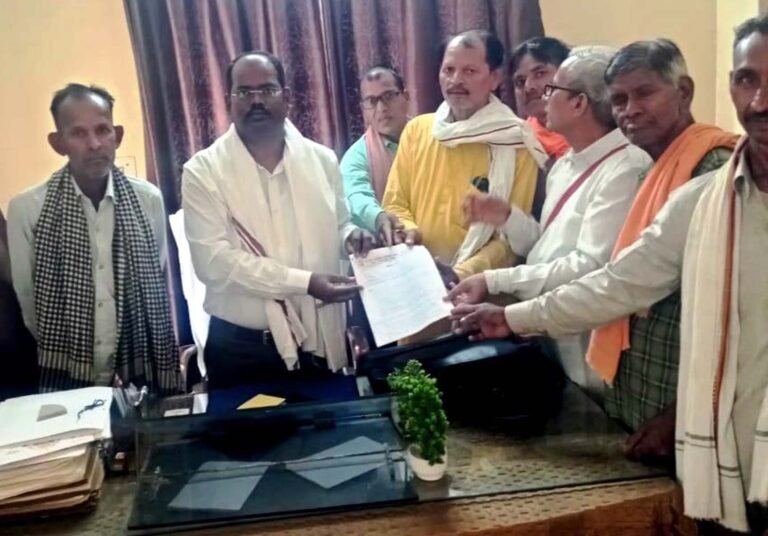 हम्माल पल्लेदार तुलावटी ने मजदूरी बढ़ाने मण्डी सचिव को दिया ज्ञापन