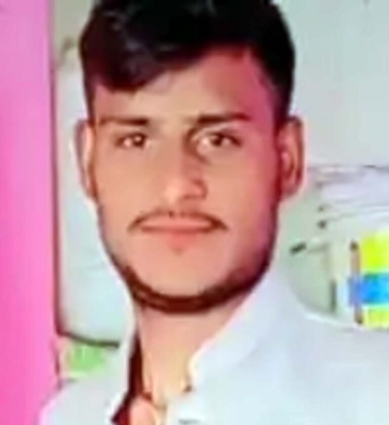 नदी किनारे पेड़ पर लटका मिला युवक का शव
