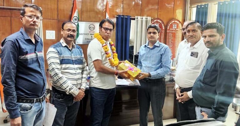 जिले में कार्य पूर्ण करने वाले प्रगणक को प्रशस्ति पत्र देकर किया सम्मानित