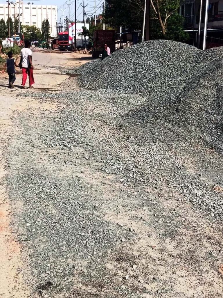 ठेकेदार की मनमानी से आमजन परेशान, मुख्य रास्ते पर डाली गिट्टी
