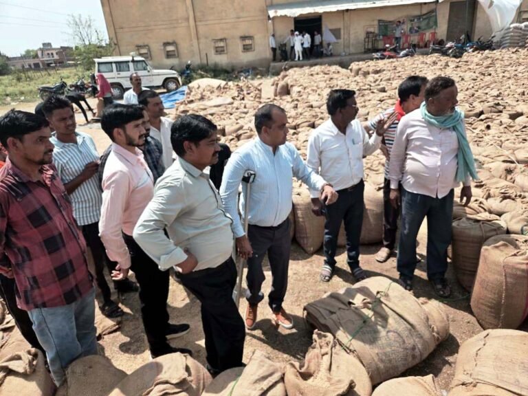 एसडीएम लहार ने किया उपार्जन केन्द्रों का निरीक्षण
