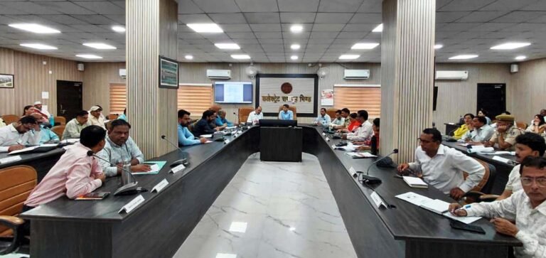 कहीं भी पेयजल समस्या होने पर तत्काल समाधान करें: कलेक्टर