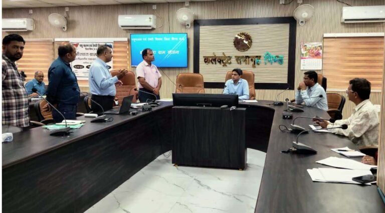 पात्र पशुपालकों के किसान क्रेडिट ऋण के प्रकरण प्राप्त कर स्वीकृति की करें कार्रवाई : कलेक्टर