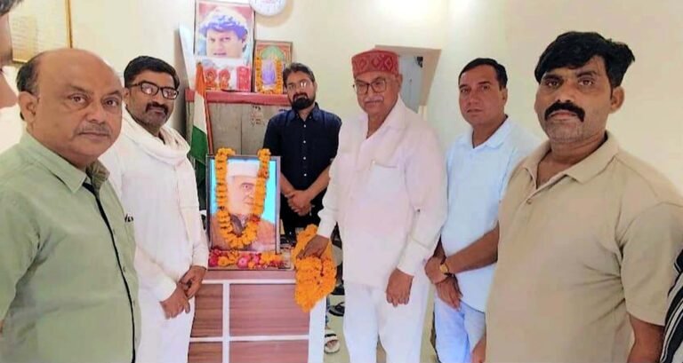 नगर ब्लॉक कांग्रेस भिण्ड ने पं. नेहरू को पुण्यतिथि पर दी श्रद्धांजलि