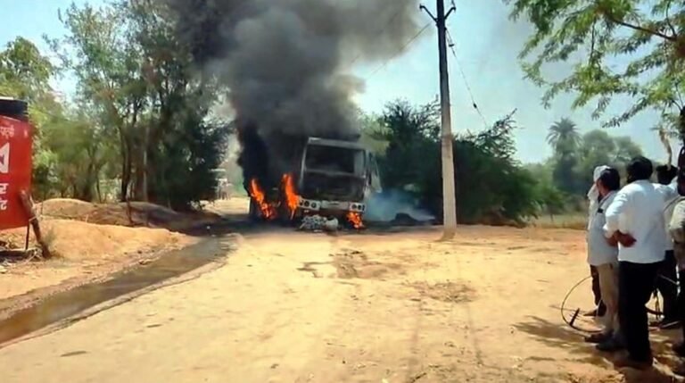दबोह में भीषण सड़क हादसा: डंपर की टक्कर से बाइक सवार की मौके पर मौत