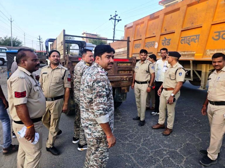 पुलिस ने सड़क सुरक्षा जागरूकता अभियान के तहत 50 ट्रैक्टर-ट्रालियों पर लगाए रेडियम रिफ्लेक्टर