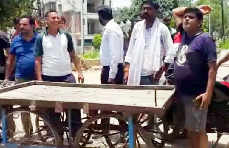बिजली न आने से गुस्साए लोगों ने किया चक्काजाम