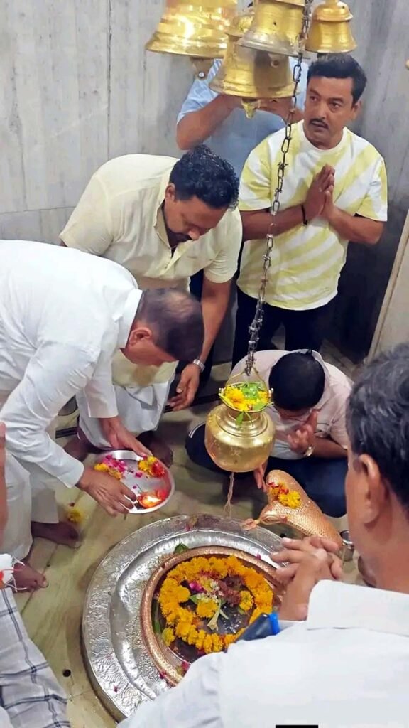 प्रधानमंत्री मोदी के नेतृत्व में 12 वर्ष पूर्ण होने पर विधायक कुशवाहा ने वनखण्डेश्वर मन्दिर में की पूजा अर्चना