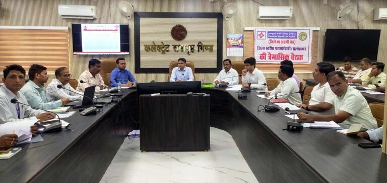 पात्र हितग्राहियों के मामलों को अनावश्यक रूप से लंबित न रखा जाए : कलेक्टर
