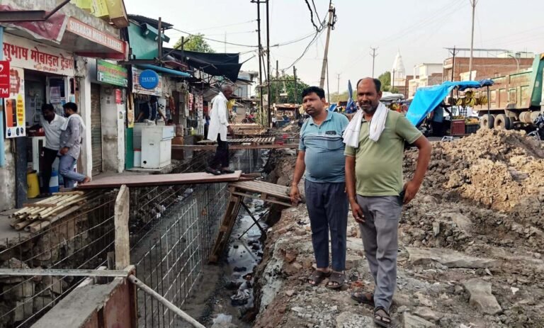 मालनपुर में नाला निर्माण का निरीक्षण