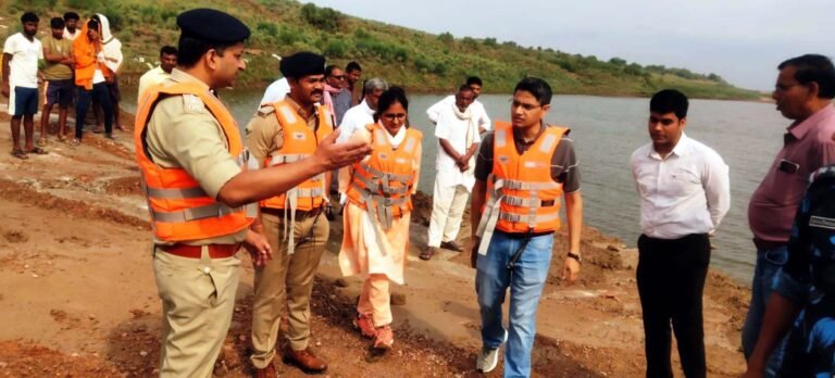 कलेक्टर एवं एसपी ने बाढ़ संभावित क्षेत्रों का किया निरीक्षण