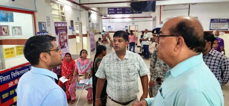 कलेक्टर का जिला अस्पताल में औचक निरीक्षण