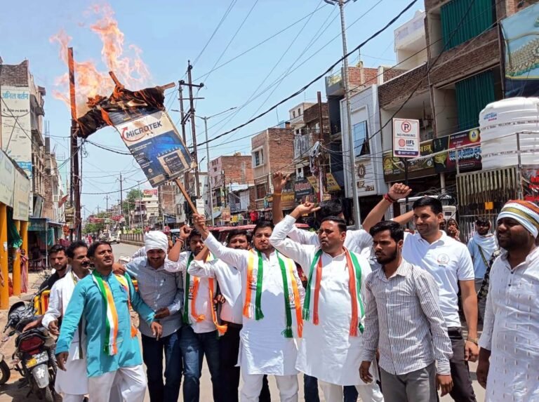 युवा कांग्रेस ने नटराजन का नामांकन रद्द किए जाने के विरोध में किया प्रदर्शन एवं पुतला दहन