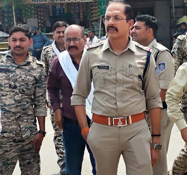 फूप पुलिस नाकाबंदी कर चला रही है चेकिंग अभियान