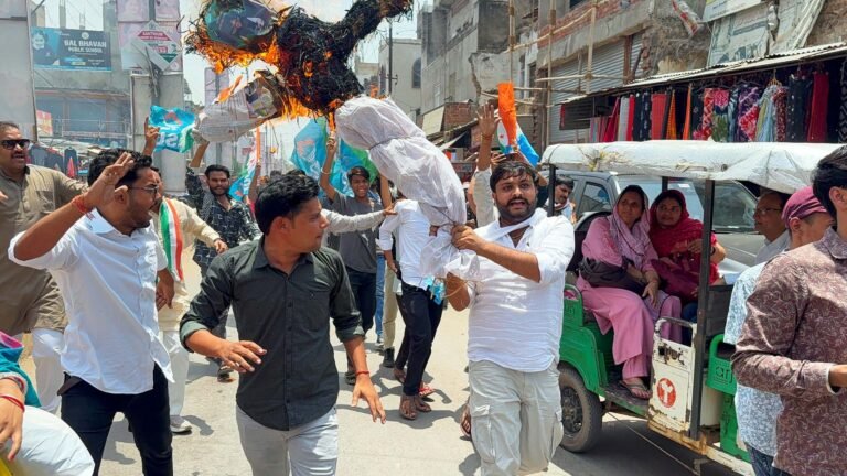राज्यसभा चुनाव मुद्दे पर किया विरोध प्रदर्शन