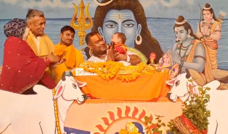 ऐंतहार में चल रही श्रीराम कथा सुन भाव विभोर हुए श्रोता , भगवान श्रीराम जन्म पर हर्ष से झूमा पांडाल
