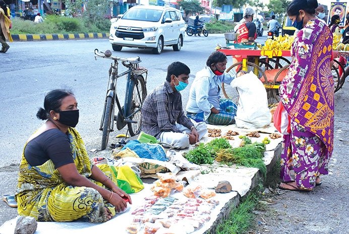 चलिए फुटपाथ को पैदल यात्री का अधिकार तो माना