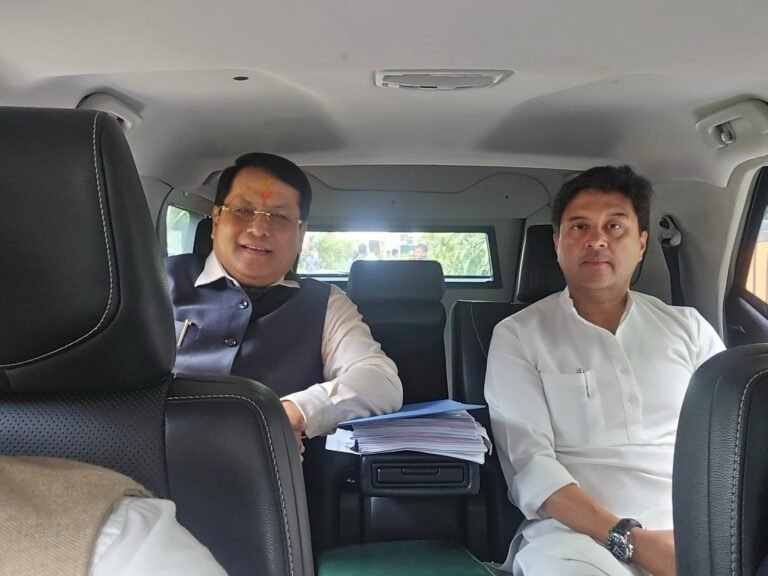 केन्द्रीय मंत्री सिंधिया और सोनोवाल ने एक साथ कार-पूलिंग कर दिया ईंधन संरक्षण का संदेश