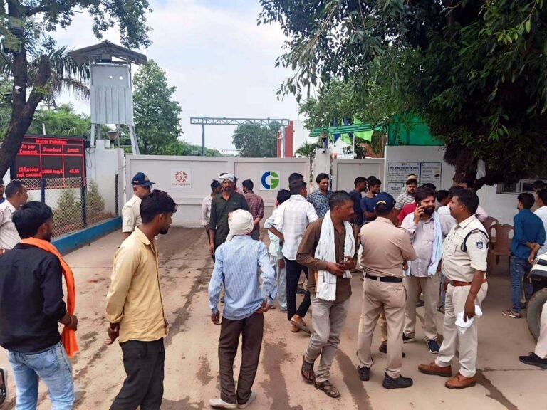 करंट लगने से श्रमिक की मौत, परिजनों ने कंपनी गेट पर शव रखकर किया धरना