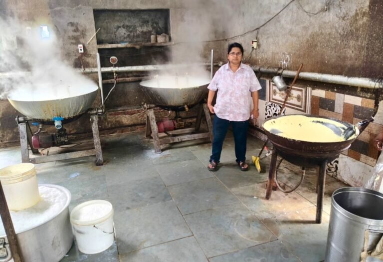 पामोलिन तेल और मिल्क पाउडर से बना 9.5 किलो मिक्स केक जप्त , 2 दिन में लिए 24 नमूने