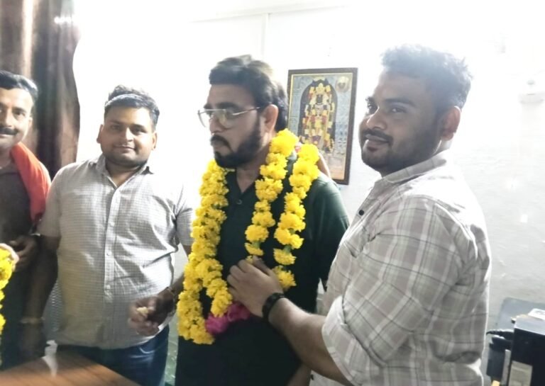नवनियुक्त सीएमओ चक्रवर्ती का भिण्ड आगमन पर लिपिक कर्मचारियों ने किया भव्य स्वागत
