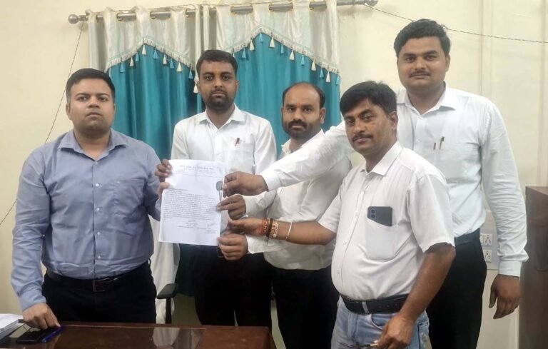 वार्ड 9 में जलभराव की समस्या को लेकर अखण्ड ब्राह्मण सेवा समिति ने एसडीएम को सौंपा ज्ञापन