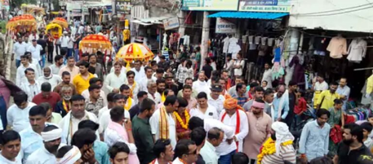 जन्माष्टमी पर भगवान कृष्ण की शोभायात्रा निकाली